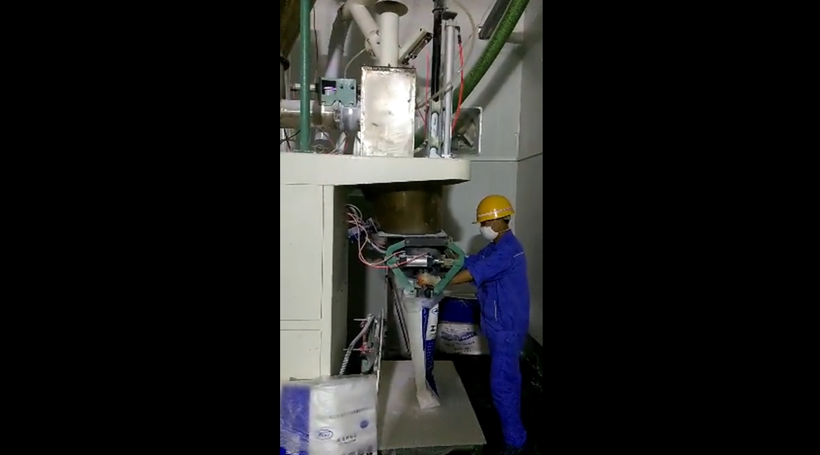 江西江特集團(tuán)碳酸鋰包裝機使用現(xiàn)場