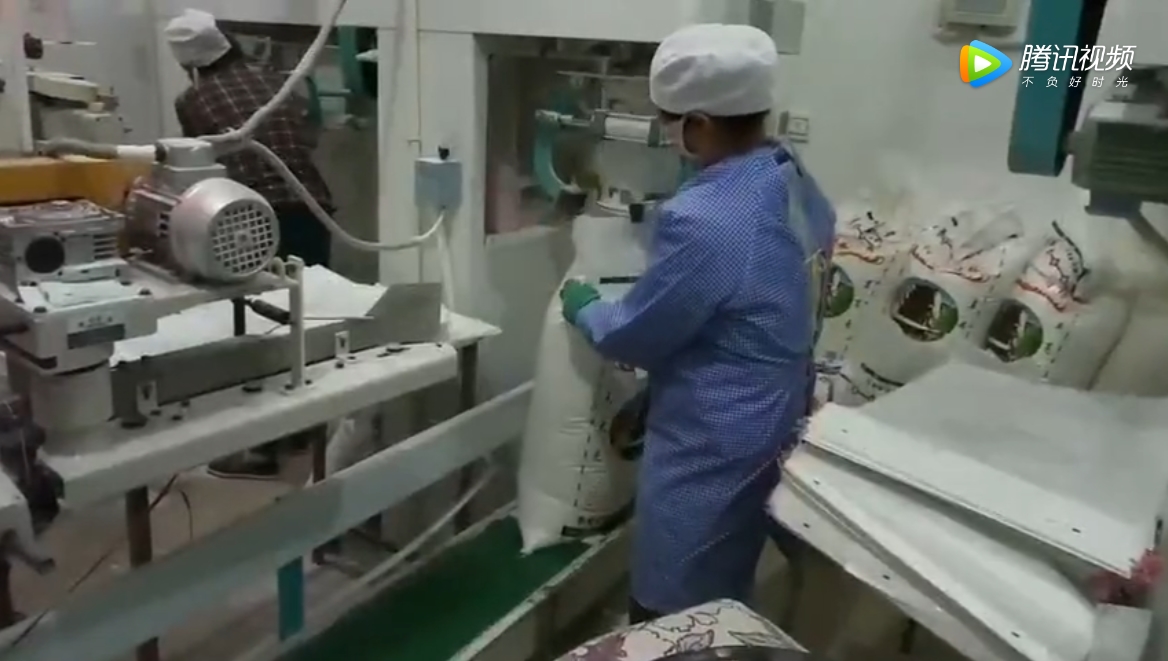 面粉包裝機調(diào)試成功，客戶使用中