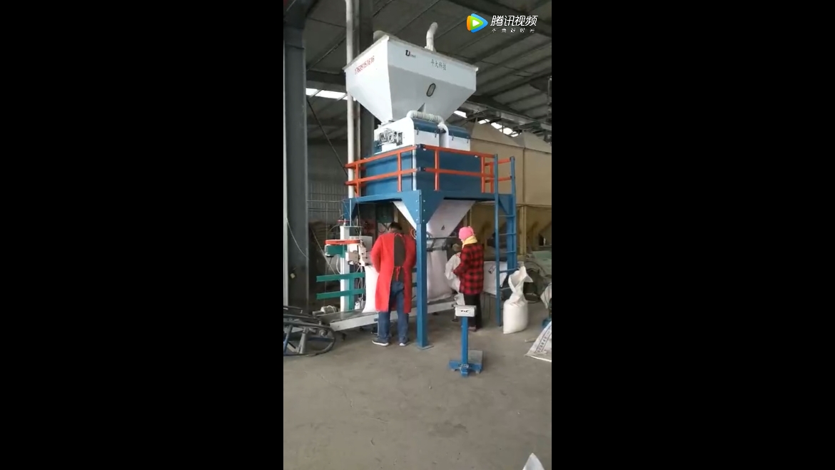 江蘇徐州豐縣飼料預(yù)混料包裝機使用現(xiàn)場